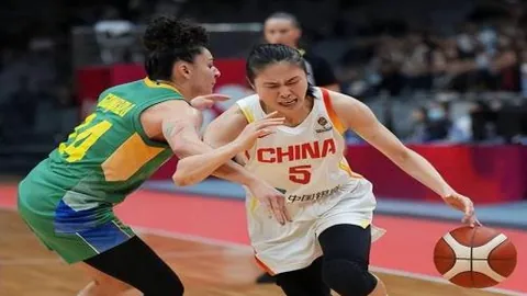 秘鲁首都南郊居民区发生小型飞机坠机事件